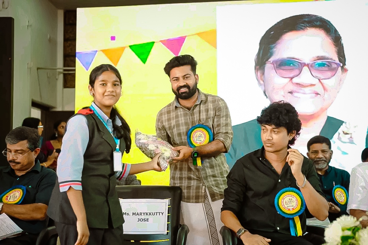 കലാപ്രതിഭയ്ക്ക് ഉപഹാരം